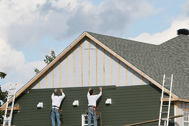 Professional Siding technician working in Cooksville, MD